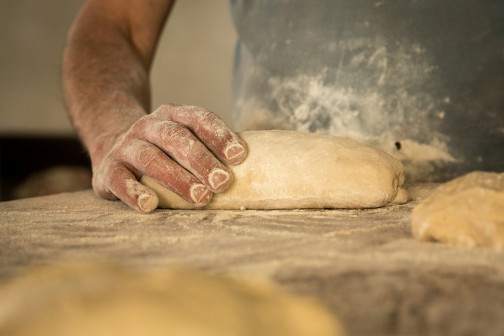 Façonnage de pain bio à la main