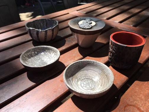 Bols et objets en poterie céramique
