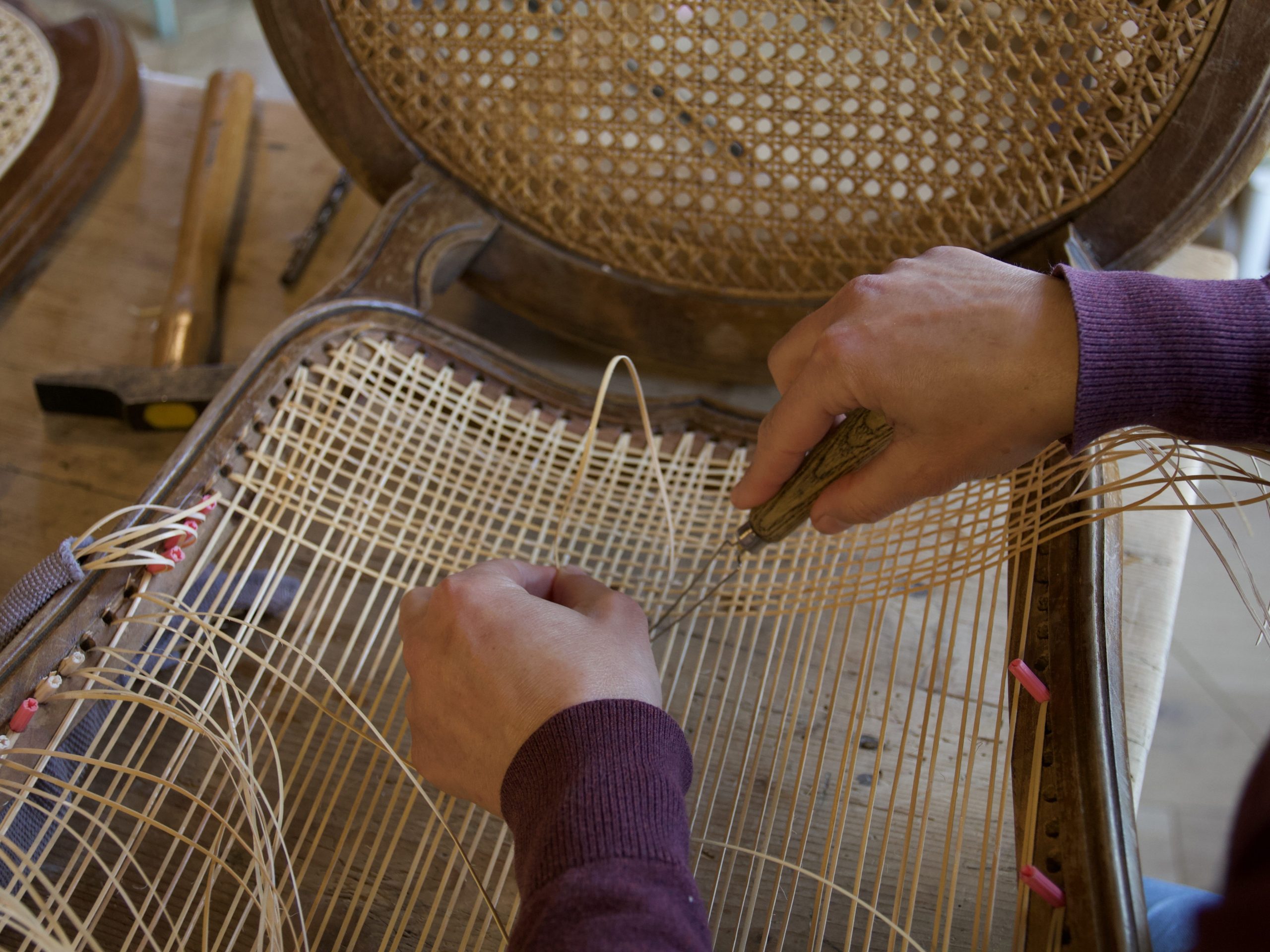 Artisanat durable : Redonnez vie à vos chaises grâce aux techniques de cannage et paillage