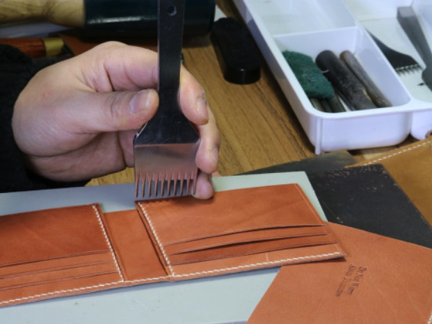 Devenez artisan du cuir : Pratiquez les techniques essentielles de la maroquinerie