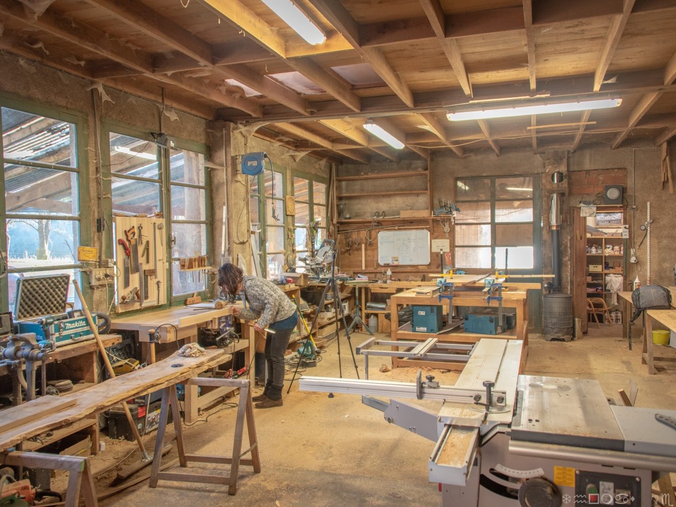 Devenir Ebeniste : Concevez et fabriquez vos premiers meubles sur-mesure !