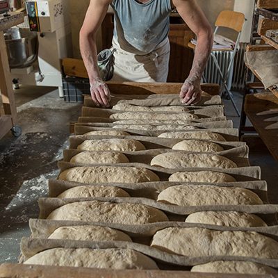Boulanger bio pain au levain naturel, cuisson au feu de bois