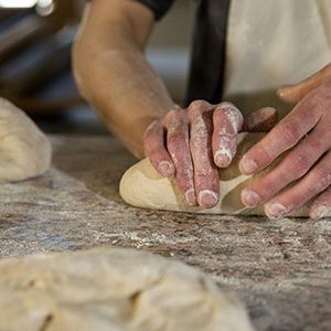 Boulanger bio pain au levain naturel, cuisson au feu de bois