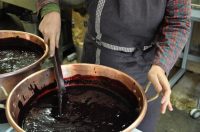 Quelqu'un remuant le contenu d'une marmite