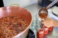 Confiture en train d'être versée dans des pots