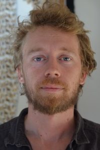 Portrait d'un homme blond souriant