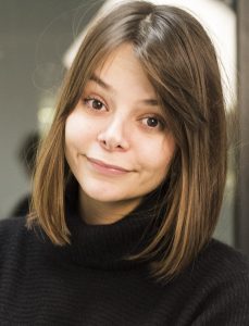 Femme brune souriante avec un haut noir