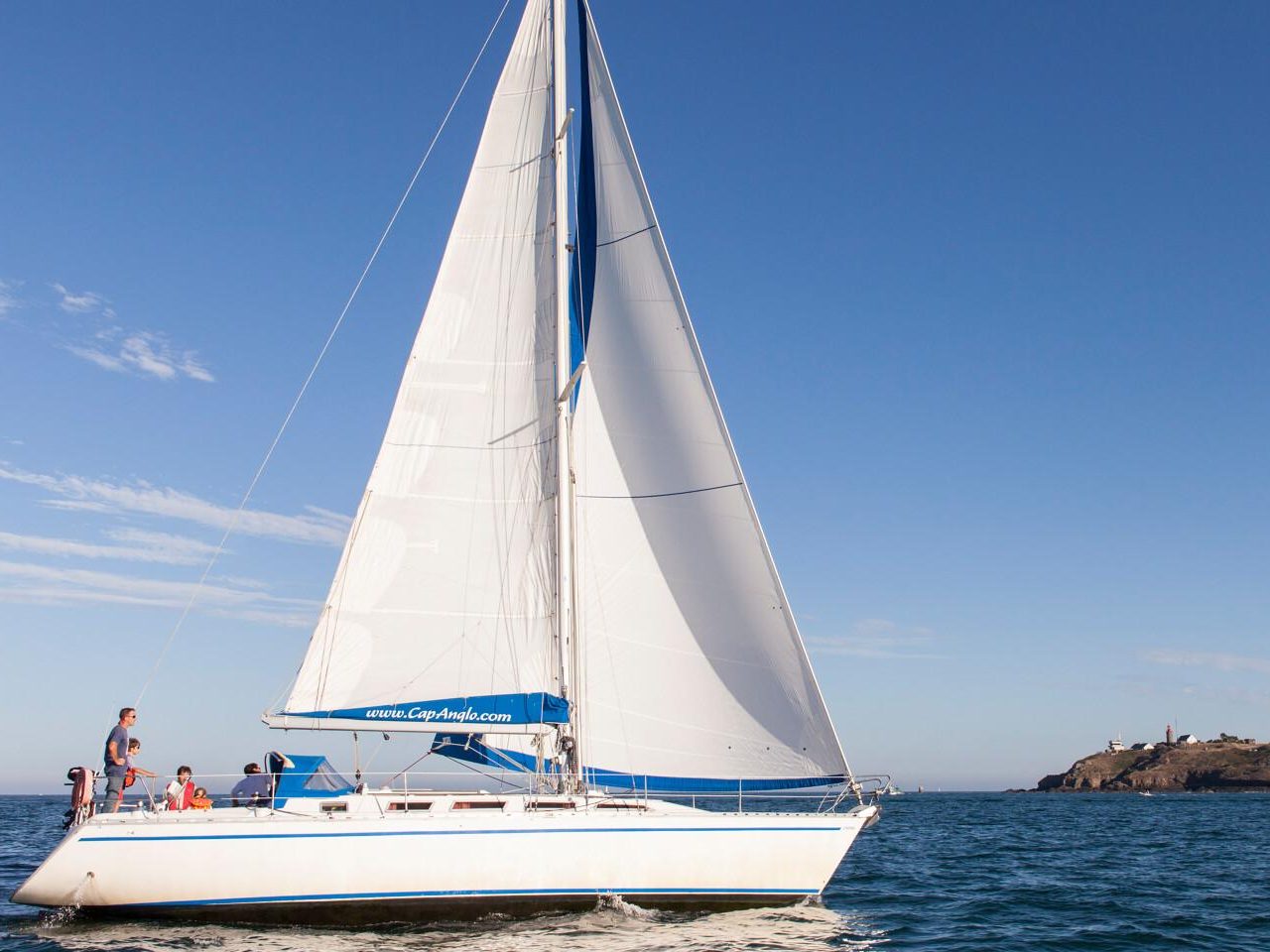 Découvrir le métier de skipper professionnel : Naviguer, accueillir et entreprendre en autonomie