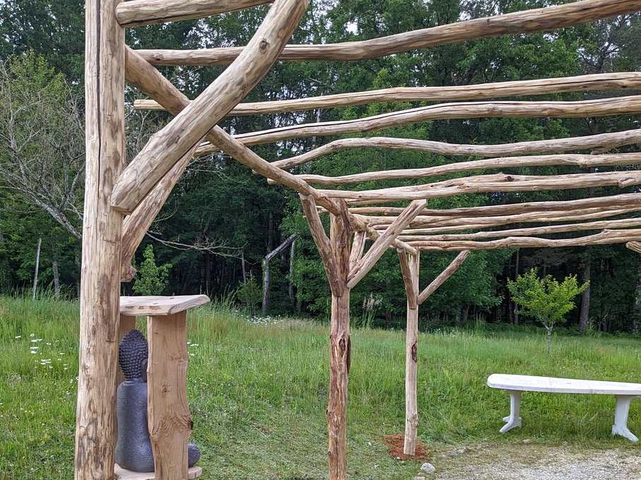Formation à la Menuiserie naturelle : Créez votre pergola en châtaignier à partir de bois de forêt